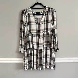 Black, white, and gray dress. Woman’s large. Very comfortable.